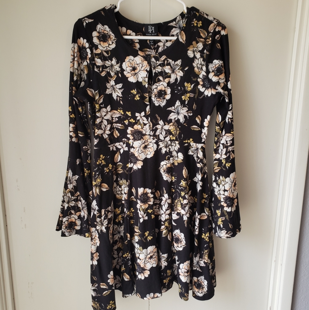 Derek Heart medium long sleeve dress flowy sleeve